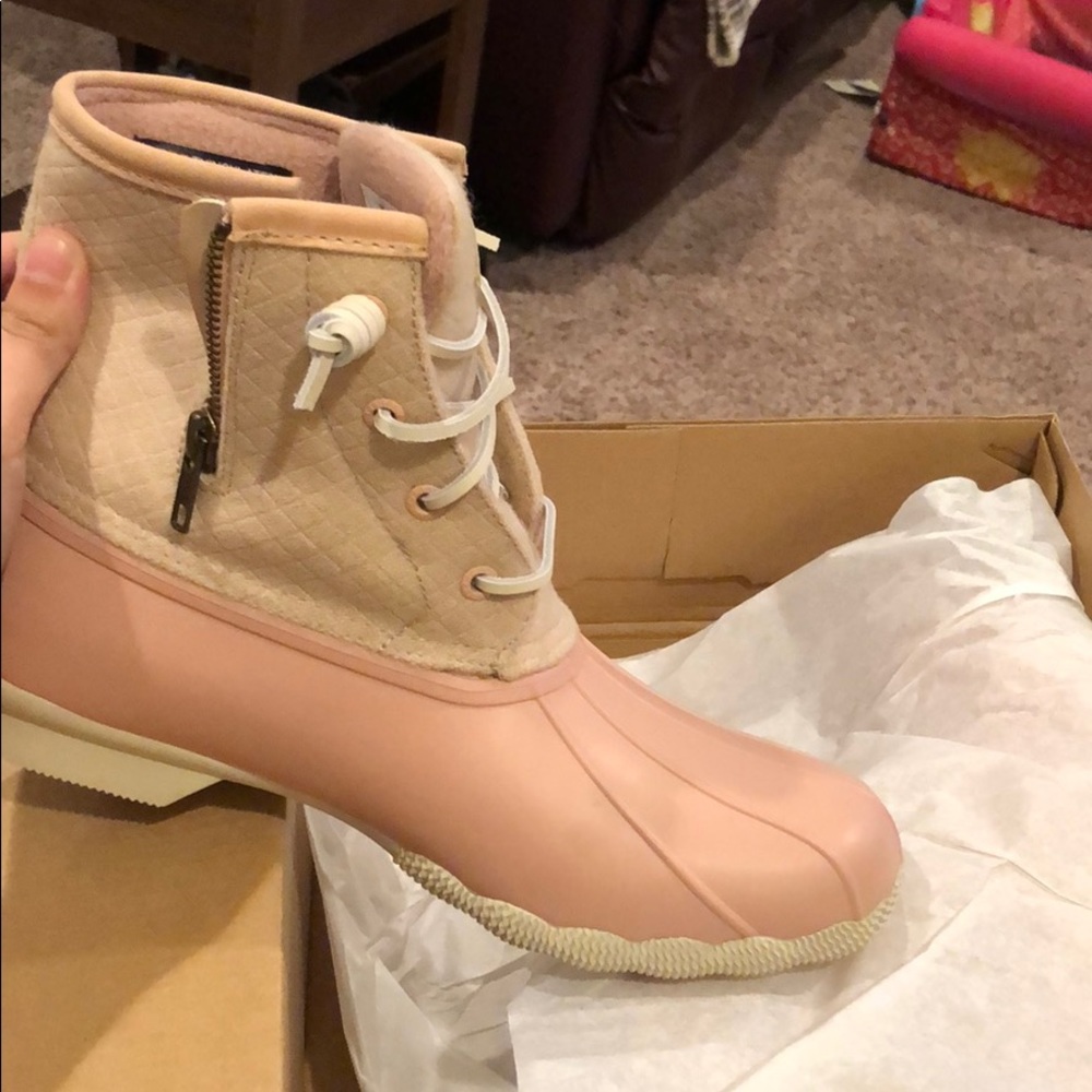 Light pink Sperry saltwater duck boots